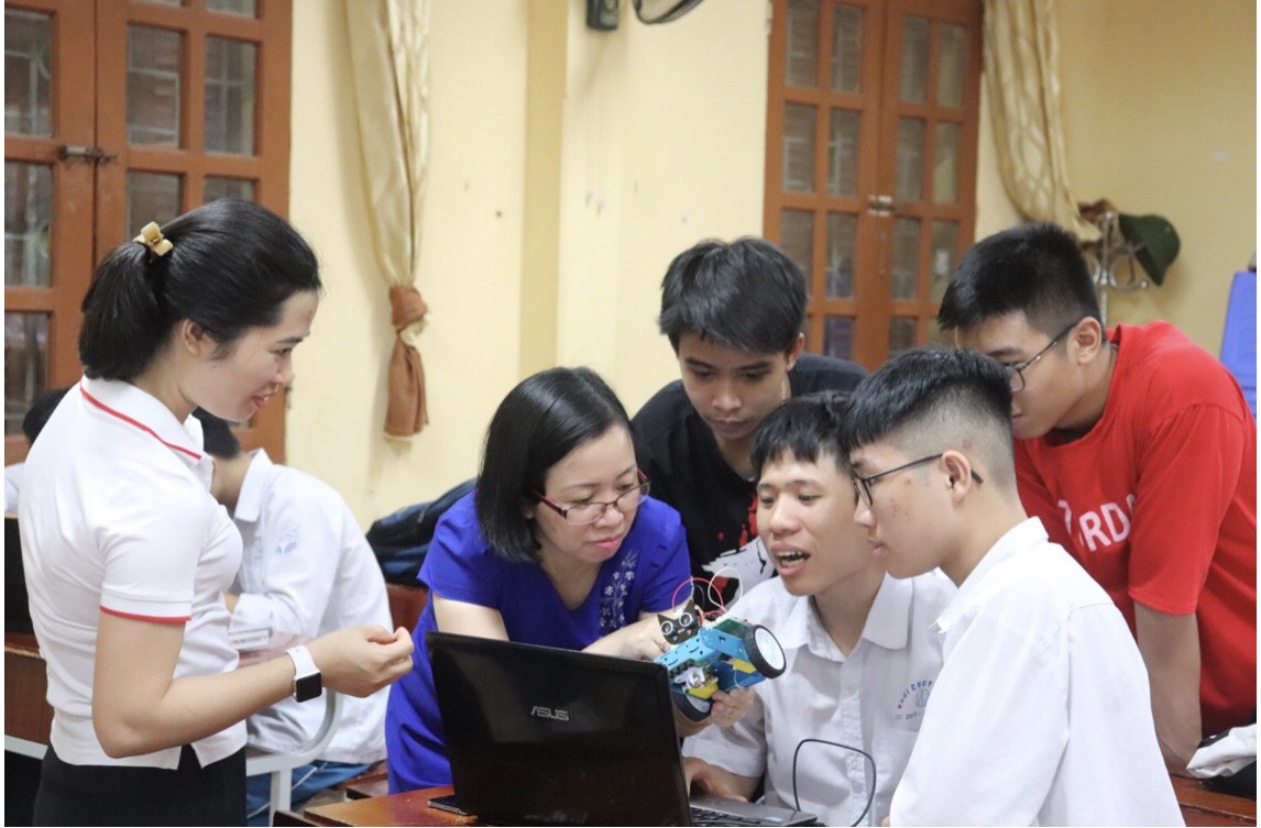 Thầy trò chuyên Nguyễn Trãi say mê cùng hoạt động giáo dục STEM